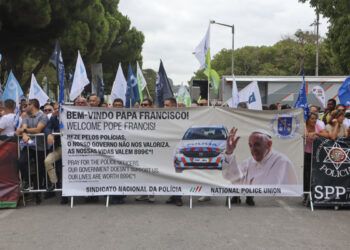 Papa Francisco se reúne con víctimas de abuso sexual en Portugal