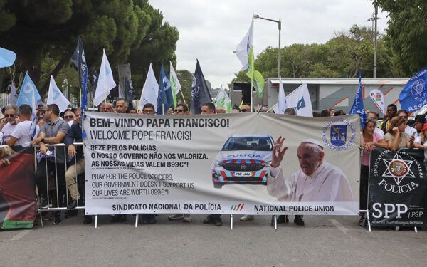 Papa Francisco se reúne con víctimas de abuso sexual en Portugal