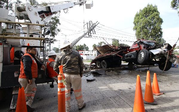Cae camión y derrapa patrulla de SSP en el Periférico de Puebla