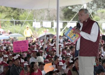 A defender libros de texto gratuitos, llamó Adán López