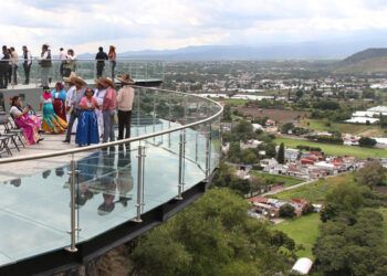 Inauguran en Atlixco mirador de cristal; invirtieron 10 mdp
