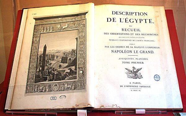 Exhibe BUAP libros monumentales sobre Egipto