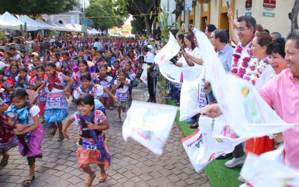 Con huipil, rebozo, tortillas corren y preservan tradición