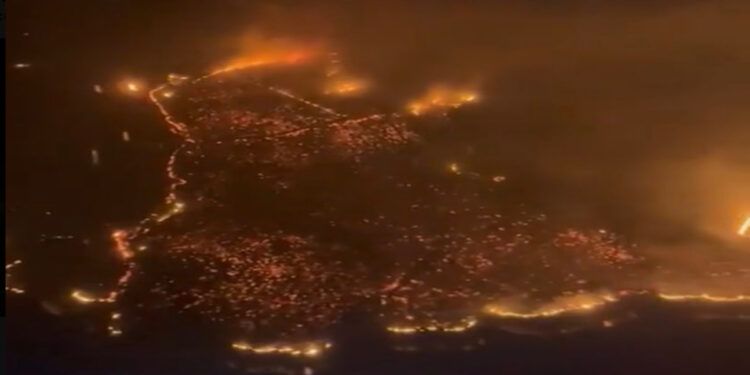 Sube a 67 el número de muertos por incendios forestales en Hawái