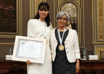 Alumna BUAP recibe presea Estatal STEM 2023