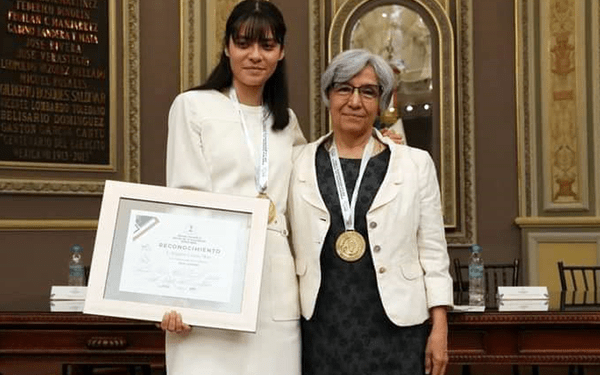 Alumna BUAP recibe presea Estatal STEM 2023
