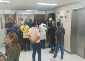 Falla de elevador deja atrapadas a siete personas en IMSS de Monclova