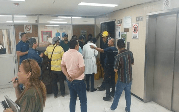 Falla de elevador deja atrapadas a siete personas en IMSS de Monclova