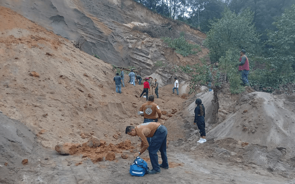 En Tlatlauquitepec, alud sepulta a dos trabajadores