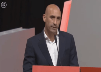 Rubiales sorprende y no dimite a la RFEF