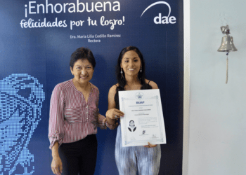 Egresada de la BUAP recibe título profesional