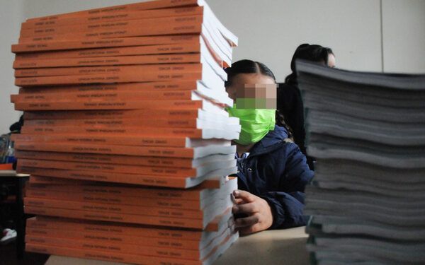Padres, preocupados por libros de texto