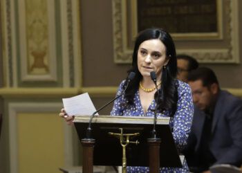 Alza la mano Della Vecchia por la alcaldía