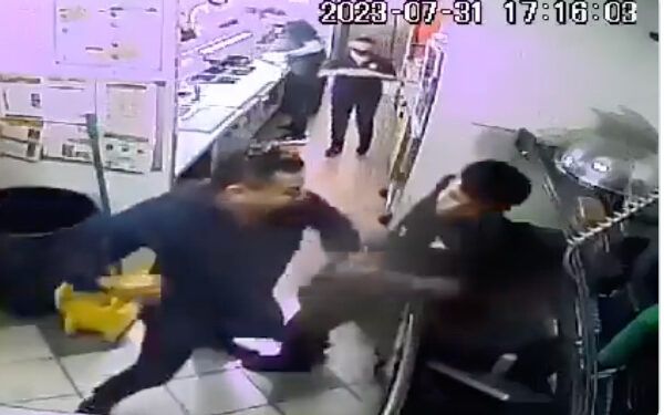Buscan a sujeto que golpeó a trabajador de Subway en San Luis Potosí