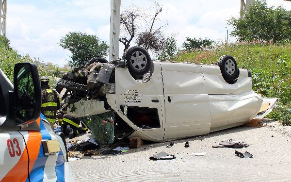 Vuelca camioneta y cae del Periférico de Puebla; un muerto