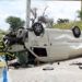 Vuelca camioneta y cae del Periférico de Puebla; un muerto