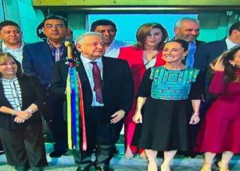 Entrega AMLO a Claudia Sheinbaum el Bastón de Mando