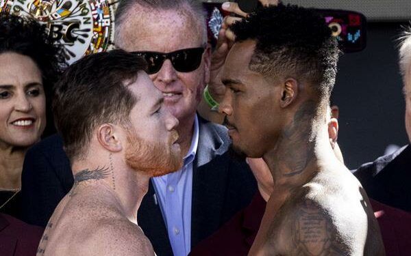 Canelo y Charlo cumplen en la báscula previo a su pelea en Las Vegas