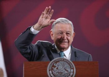AMLO arranca gira de trabajo por Colombia y Chile