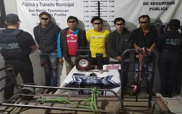 Detienen a 5 hombres en Texmelucan por robo y daño a propiedad ajena