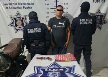 Detienen en Texmelucan a hombre con droga y armas exclusivas del Ejército