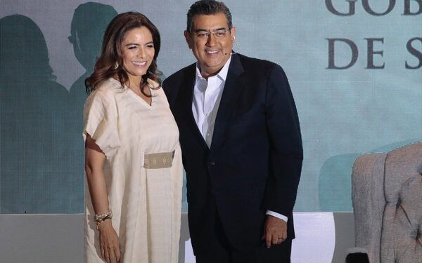 Cuenta gobernador su historia personal en conversatorio