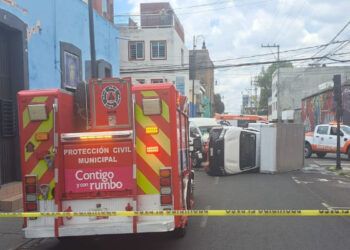 Vuelca camioneta tras colisionar con una combi de la Ruta 11 en Puebla