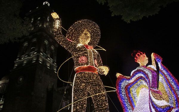 Presentan cartelera de actividades patrias en Puebla capital