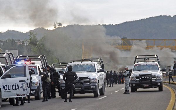 Fuerza pública desarticula bloqueo en la autopista