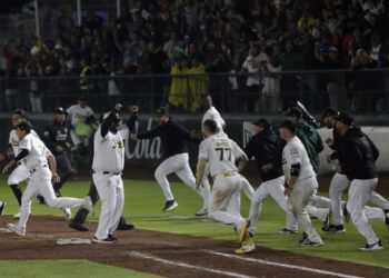 Pericos toma ventaja en casa