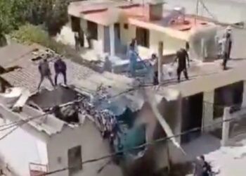 Avioneta impacta casa; tres decesos