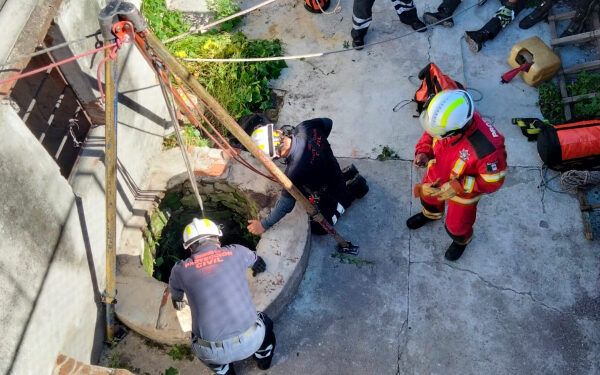 Cae mujer a pozo de 10 metros; la rescatan en San Baltazar Campeche