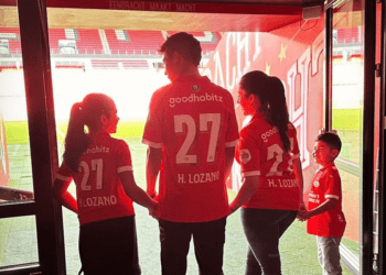 PSV recibe a Chucky Lozano como héroe, tras su paso por el Napoli