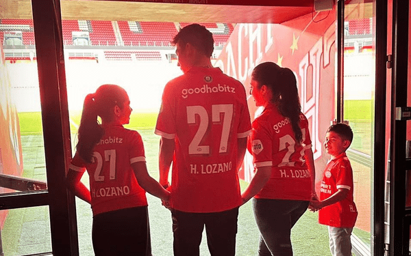 PSV recibe a Chucky Lozano como héroe, tras su paso por el Napoli