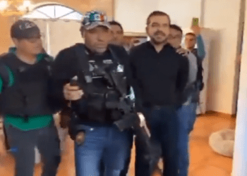 Fiscalía de Nayarit irrumpe en casa de Geraldine Ponce para detener a su jefe de gabinete
