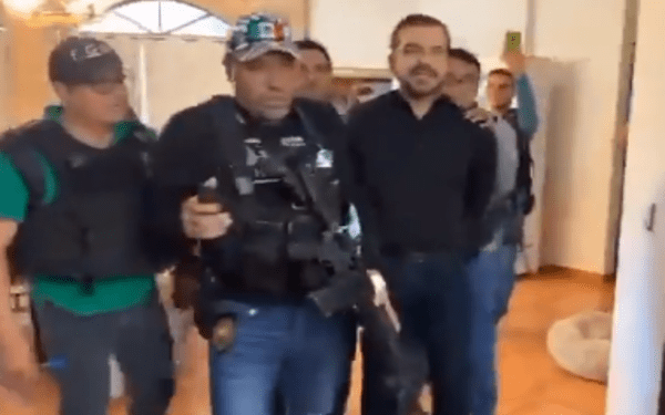 Fiscalía de Nayarit irrumpe en casa de Geraldine Ponce para detener a su jefe de gabinete