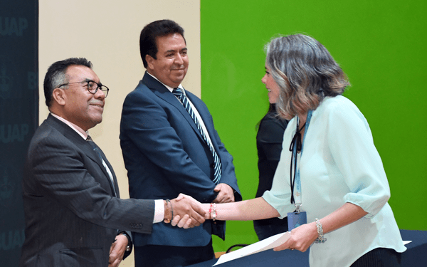 BUAP entrega definitividades a personal no académico