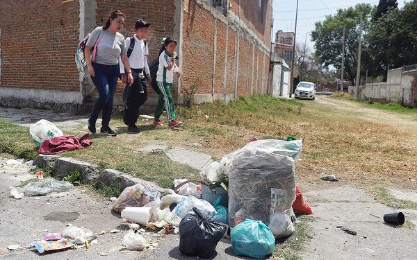 Multan a 250 personas por arrojar desechos en la vía pública