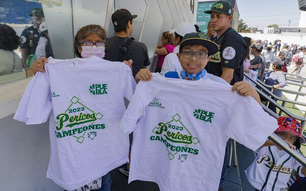 Pericos de Puebla entrega playeras conmemorativas a aficionados