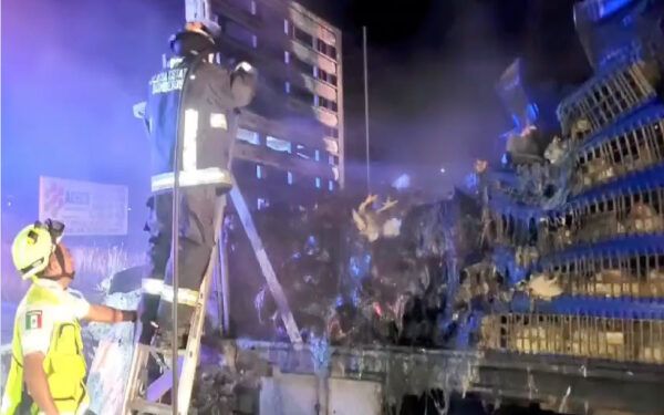 Camión cargado de pollos se incendió en la autopista Puebla-Orizaba