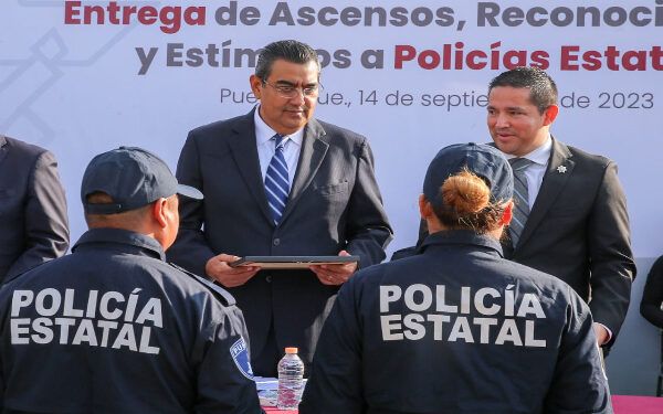 Entrega gobernador estímulos y ascensos a policías de la SSP Puebla
