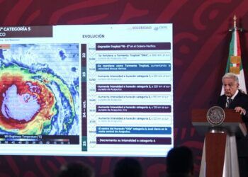 AMLO promete pronta recuperación de Acapulco, tras paso devastador de Otis