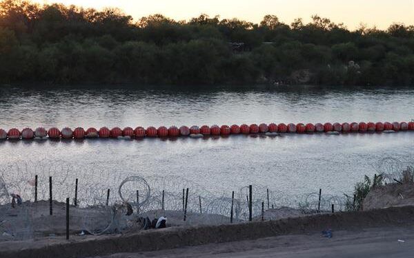 Texas demanda al gobierno de EU por cortar alambre de púas en la frontera con México