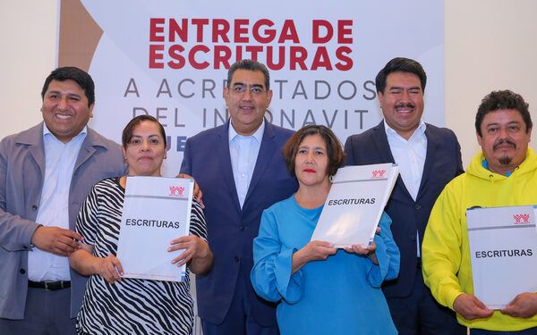 Gobierno de Puebla entrega 236 escrituras de vivienda de Infonavit