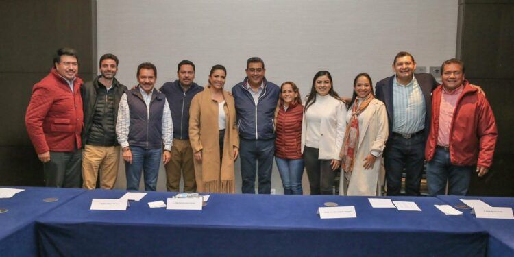 Se reúne Céspedes Peregrina con aspirantes de Morena a la gubernatura