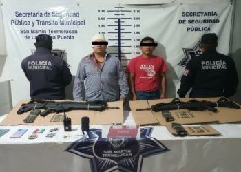 Detienen en Texmelucan a dos extorsionadores, uno de ellos con identificación de la SEDENA