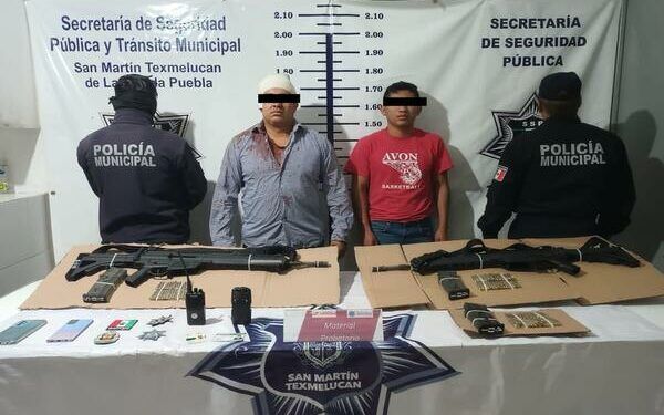 Detienen en Texmelucan a dos extorsionadores, uno de ellos con identificación de la SEDENA