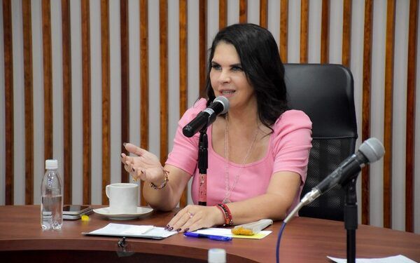Alcaldesa de Texmelucan firma constancia de usufructo de locatarios del mercado Domingo Arenas