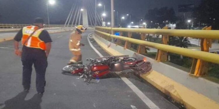 Pareja de motociclistas muere en el puente de la recta a Cholula