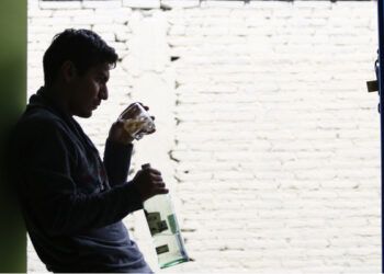 Falta de límites a los hijos causa alcoholismo, advierte médico